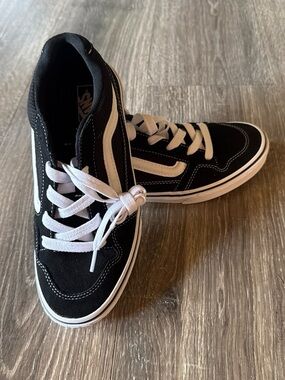 Vans Kids Size 6 Black and White Mid-Top Sneakers